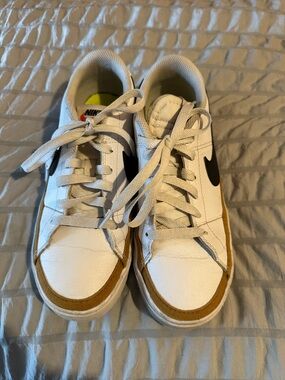 Nike women’s size 7 White and Brown Low-Top Sneakers